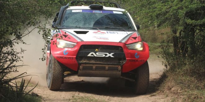 A Mitsubishi ASX R de Luiz Facco vista de frente, deixando um rastro de poeira para trás