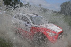 A Mitsubishi ASX R de Luiz Facco vista de lado, deixando passando por uma poça dágua