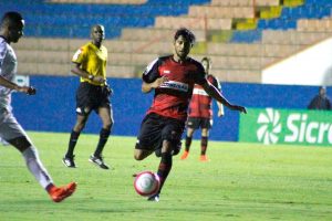 jogador do Oeste Barueri disputa uma bola durante partida do Campeonato Paulista de Futebol