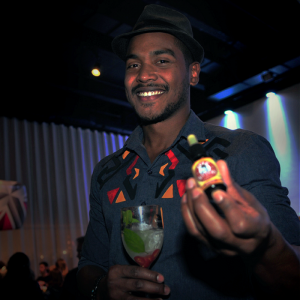 barman preparando drinks com gin para o Gin Day