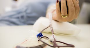 detalhe da mão de uma doadora de sangue em Barueri