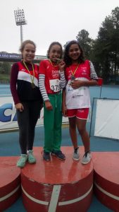 atletas de Barueri posam para foto e exibem medalhas