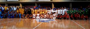 equipes de basquete de Barueri posam juntas para foto