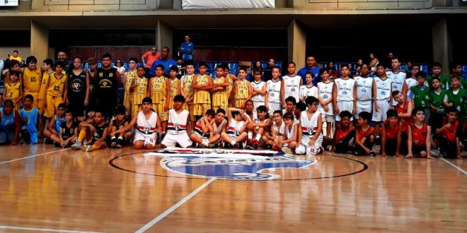 equipes de basquete de Barueri posam juntas para foto