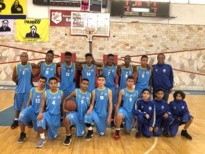 um time de basquete de Barueri posa para foto