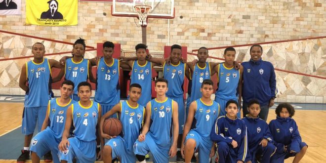 um time de basquete de Barueri posa para foto