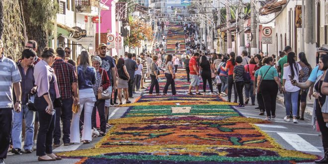 turistas observam tapetes de Corpus Christi no Centro Histórico de Santana de Parnaíba