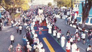 turistas observam tapetes de Corpus Christi no Centro Histórico de Santana de Parnaíba