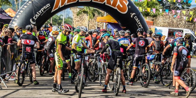 Atletas se posicionam para a largada do Desafio da Pedreira, realizado em Santana de Parnaíba