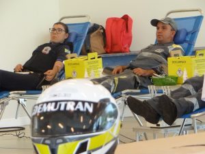 agentes do Demutran doando sangue em Barueri