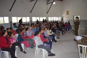 crianças são instruídas por membros do Exército durante ação em Baruei
