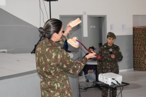 crianças são instruídas por membros do Exército durante ação em Baruei