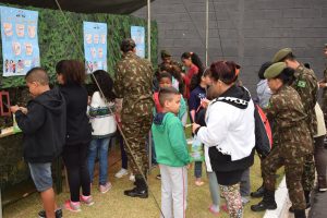 crianças são instruídas por membros do Exército durante ação em Baruei