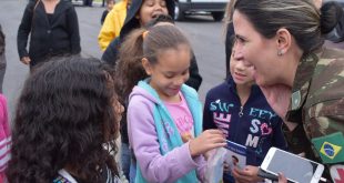 crianças são instruídas por membros do Exército durante ação em Baruei