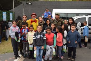 crianças, palhaço e soldados do Exército posam para foto durante ação em Baruei