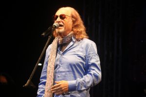 Alceu Valença se apresenta no Arraiá de Barueri