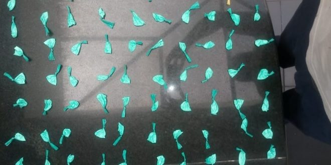 papelotes de cocaína dispostos numa mesa da Guarda Civil de Barueri