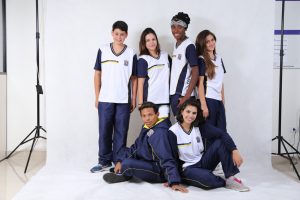 alunos de diversas cores e gêneros posam para foto em estúdio fotográfico para promover Escola de Idiomas de Santana de Parnaíba