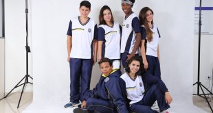 alunos de diversas cores e gêneros posam para foto em estúdio fotográfico para promover Escola de Idiomas de Santana de Parnaíba