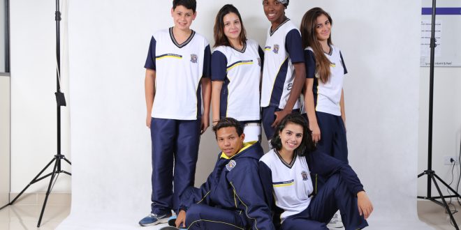 alunos de diversas cores e gêneros posam para foto em estúdio fotográfico para promover Escola de Idiomas de Santana de Parnaíba