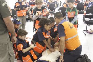 jovens do Grupo Escoteiro Amazônia de Barueri acomanham explicações de agentes da defesa civil de Barueri