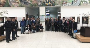 pessoas reunidas na Câmara de Barueri durante a entrega da placa de instalaçao modelo de sustentabilidade