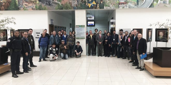 pessoas reunidas na Câmara de Barueri durante a entrega da placa de instalaçao modelo de sustentabilidade