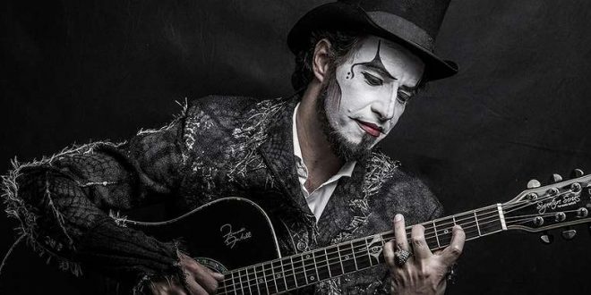 Fernando Anitelli tocando um violão