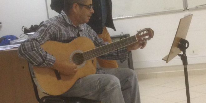 aluno e professor das oficinas de artes