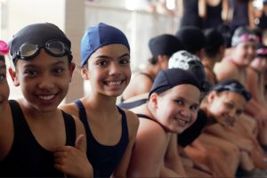 alunos e alunas do Complexo Educacional Carlos Osmarinho participam d'A Maior Aula de Natação do Mundo