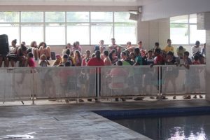 alunos e alunas do Complexo Educacional Carlos Osmarinho participam d'A Maior Aula de Natação do Mundo