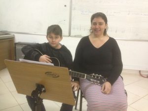 aluno e professora das oficinas de artes