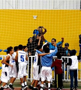 alunos do polo de basquete de Barueri praticam o esporte