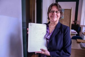 a historiadora norte-americana Alida Metcalf exibde alguns dos documentos que doou para Santana de Parnaíba