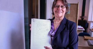 a historiadora norte-americana Alida Metcalf exibde alguns dos documentos que doou para Santana de Parnaíba