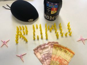 pinos de cocaina dispostos de modo a formar a sigla ROMU e cédulas de dinheiro apreendidos pela ROMU de Barueri