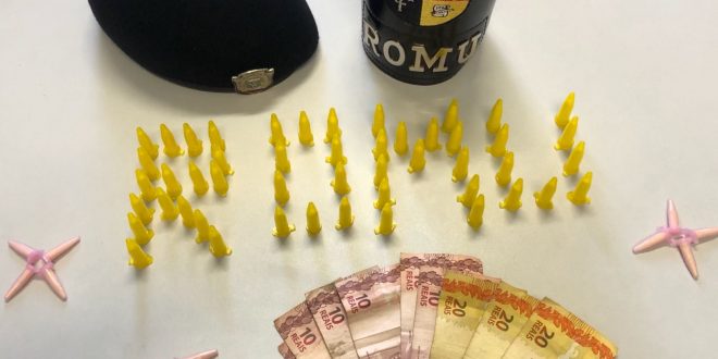 pinos de cocaina dispostos de modo a formar a sigla ROMU e cédulas de dinheiro apreendidos pela ROMU de Barueri