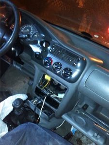 fotografia do interior do veículo, com o buraco de onde o rádio foi arrancado