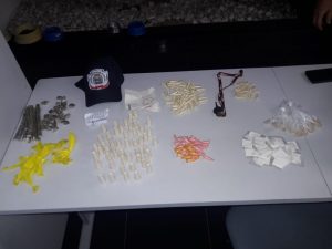 pinos de cocaína, porções de crack e papelotes de maconha dispostos em mesa da Guarda Civil de Barueri