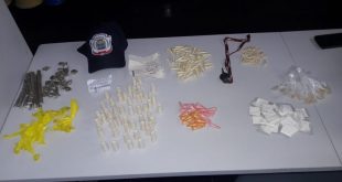 pinos de cocaína, porções de crack e papelotes de maconha dispostos em mesa da Guarda Civil de Barueri