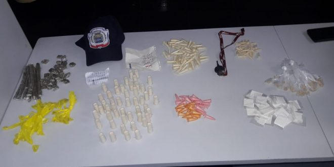pinos de cocaína, porções de crack e papelotes de maconha dispostos em mesa da Guarda Civil de Barueri