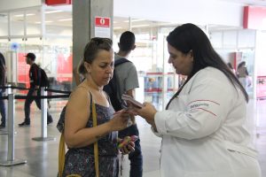 enfermeira de Barueri aborda usuária do Ganha Tempo Municipal para falar sobre a importância da doação de sangue