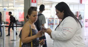 enfermeira de Barueri aborda usuária do Ganha Tempo Municipal para falar sobre a importância da doação de sangue