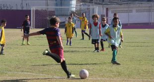 crianças praticando futebol no programa Barueri Esporte Forte