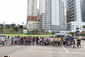 ciclistas participam da pedalada verde em comemoração ao Dia Mundial do Meio Ambiente em Barueri