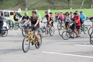 ciclistas participam da pedalada verde em comemoração ao Dia Mundial do Meio Ambiente em Barueri