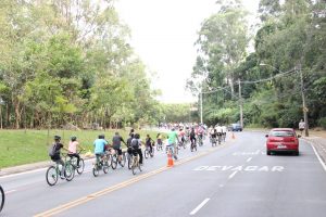 ciclistas participam da pedalada verde em comemoração ao Dia Mundial do Meio Ambiente em Barueri