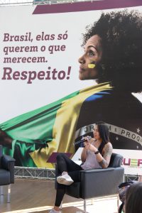 A goleira Thaís Helena fala ao público em Barueri