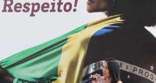 A goleira Thaís Helena fala ao público em Barueri