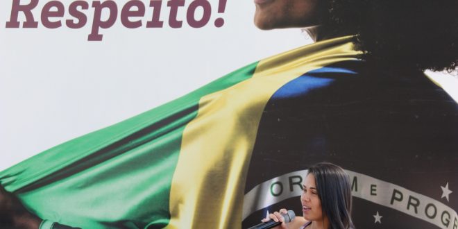 A goleira Thaís Helena fala ao público em Barueri